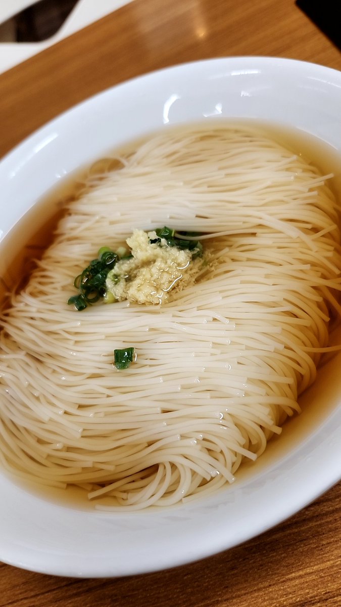 you_dissembler's tweet photo. 金龍@大岩（富山県上市町）そうめん。念願の初訪問。主に鰹の風味が強く感じられるお汁はしっかり旨味が鋭く攻めてくる。これにツルツルのそうめん、芯もしっかりしてるし、吸い心地もたまらない。シンプルだけど、ひとつひとつきっちり仕上げているそうめん。生姜やネギは後半に混ぜるべし。 https://t.co/InJYreLvjJ