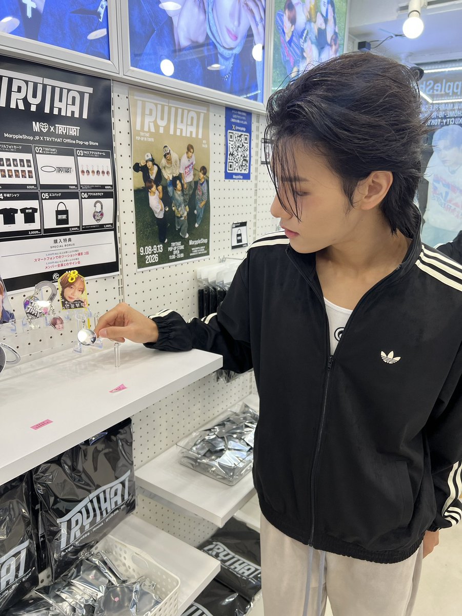 FCLIVE_FRIENDS's tweet photo. ◥◣ ✔︎ 𝐓𝐎𝐃𝐀𝐘’𝐒 𝐂𝐇𝐄𝐂𝐊-𝐈𝐍 ✔︎ ◢◤

TRYTHAT
今日もPOP-UPに出席完了！✅

明日も会えるかも⁉️👀
いつ会えるかはお楽しみ🤫🧡
メンバーとお揃いグッズをぜひてにしてくださいね🐰🎈

+++————————————————+++

🗓～ 9/13(日)まで
🕐11:00 — 20:00
📍東京都新宿区大久保1-16-16

+++————————————————+++

皆様のご来店お待ちしています💞

🔗 詳細はこちら
https://t.co/puR0CApEqV

#FCLIVE_FRIENDS #FCLIVE
#ポップアップ #POPUPSTORE
#TRYTHAT #トライザット #트라이댓
@TRYTHAT_offcl