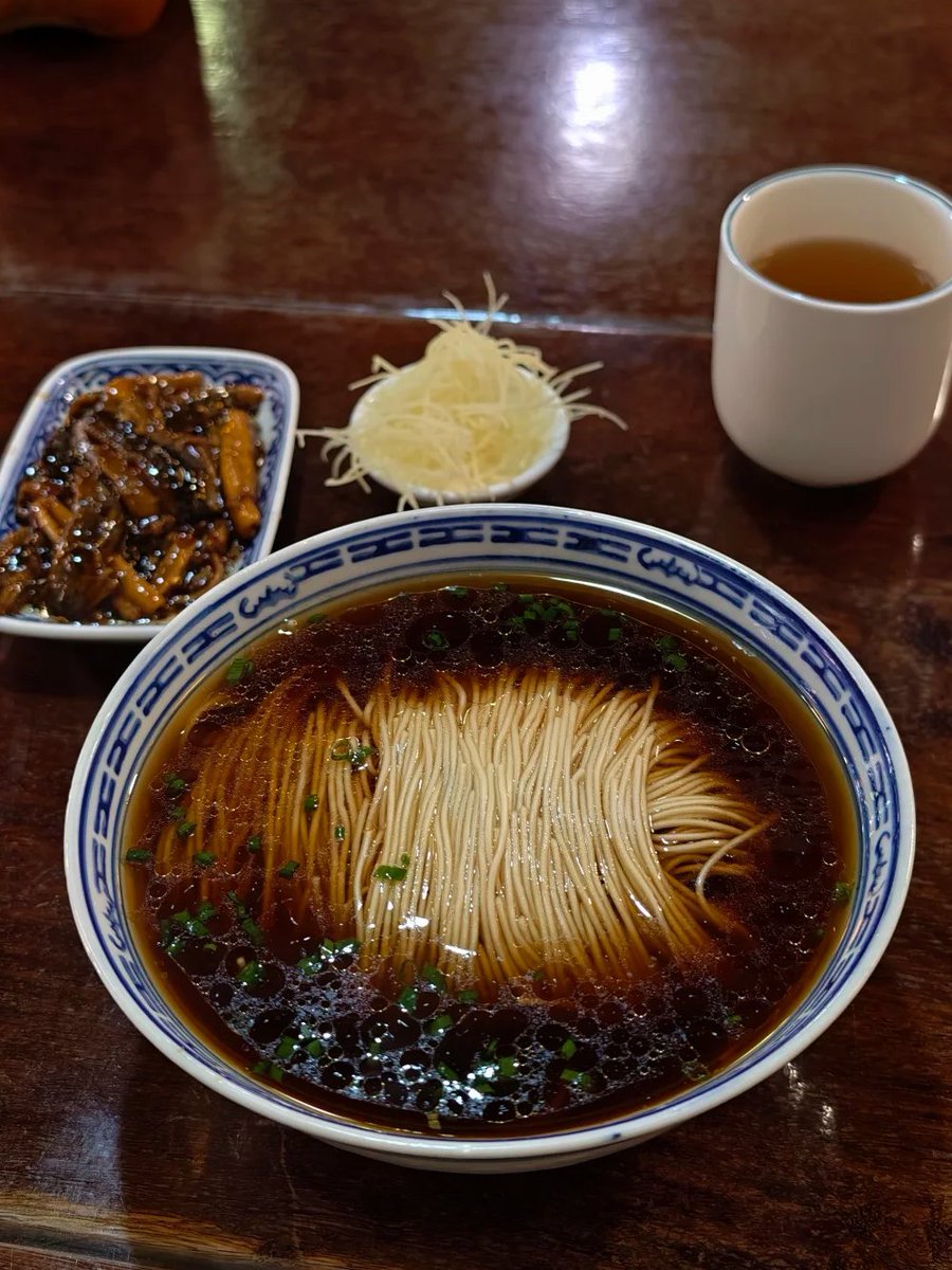 dn18279311's tweet photo. A classic bowl of Suzhou red soup noodles. Rich broth, eel toppings and ginger shreds on the side. Simple, comforting Jiangsu flavor. #ChineseFood #Noodles https://t.co/df9XFmZ1TL
