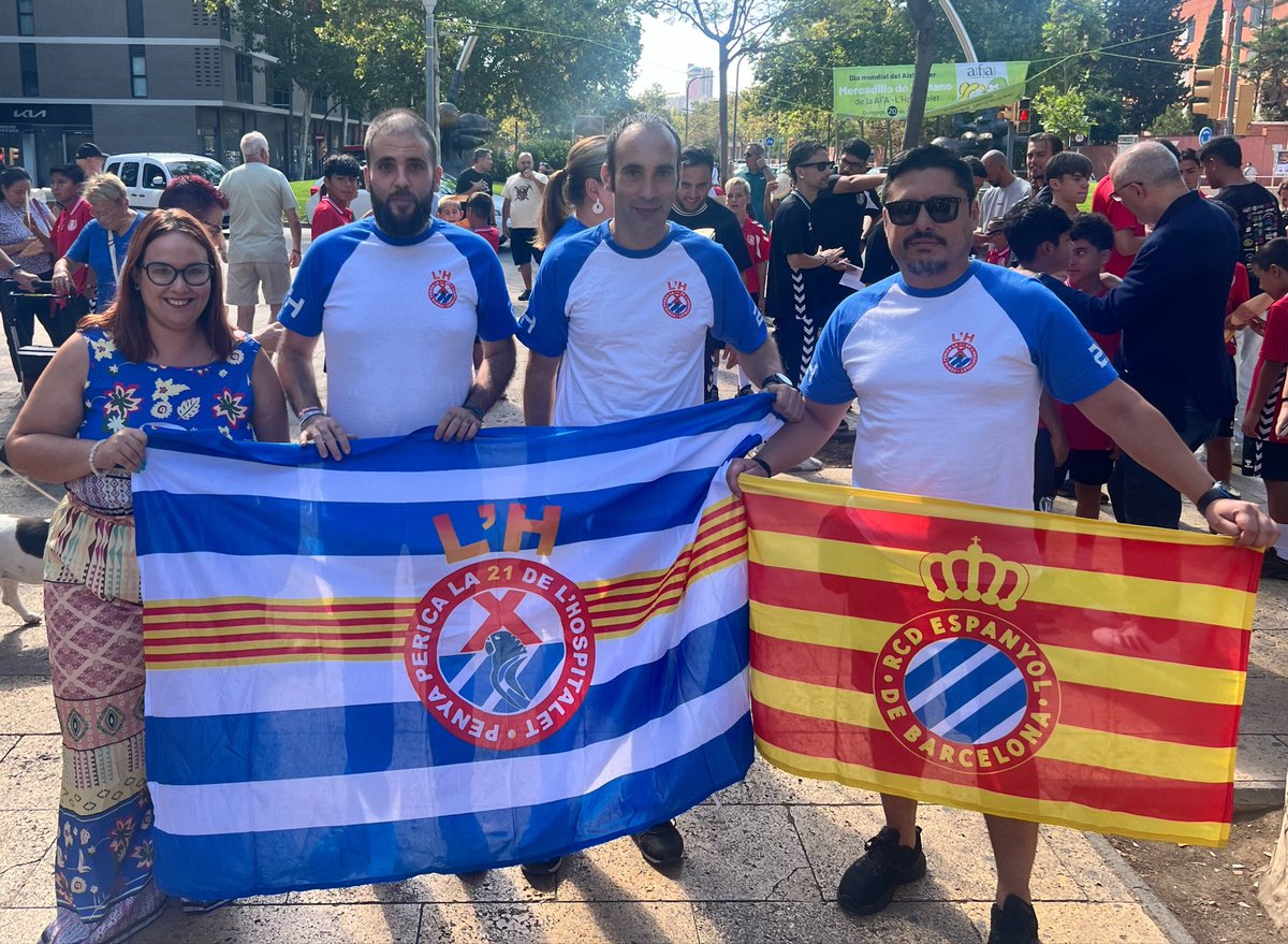 la21Hospitalet's tweet photo. Bona diada a tothom.
Un any més participant a l’ofrena floral de la nostra ciutat.
#11SHospitalet #LH https://t.co/OkalMkhDVT