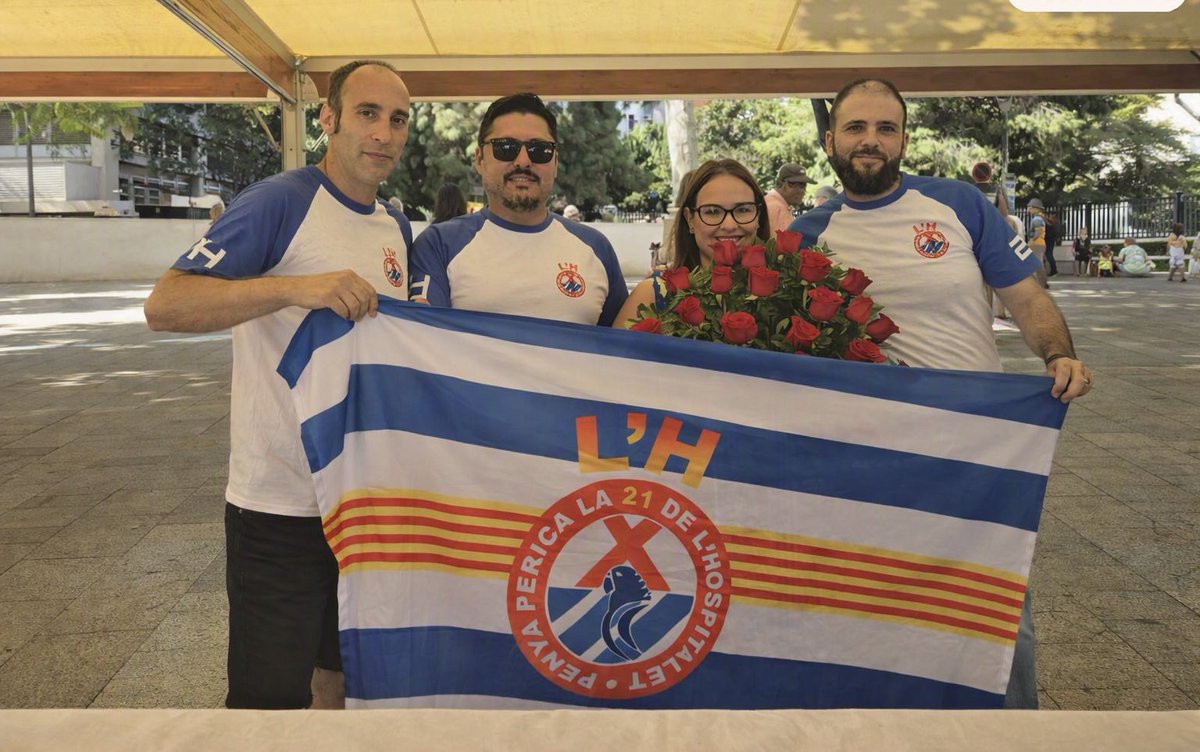 la21Hospitalet's tweet photo. Bona diada a tothom.
Un any més participant a l’ofrena floral de la nostra ciutat.
#11SHospitalet #LH https://t.co/OkalMkhDVT