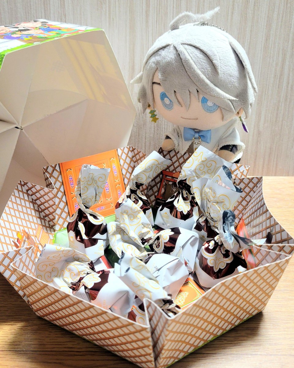 perolisako_hand's tweet photo. 友達からモンゴル旅行のお土産でチョコをもらいました🍫
ゲルの形の箱になっててかわいい！
ゲルを見ると「これ知ってる！」ってなりそうな甲斐田

#ぬい服 #にじさんじ手芸部 https://t.co/kk1LSJJW9Z