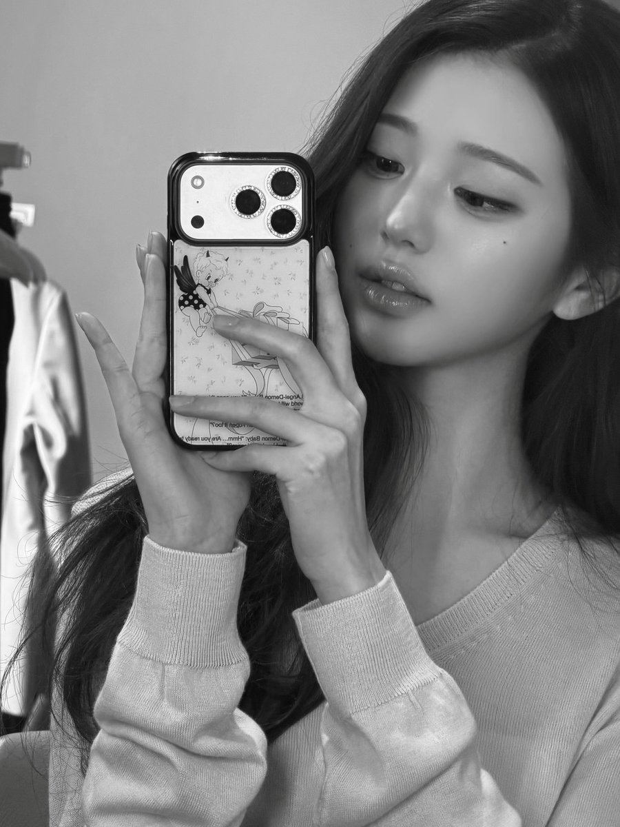 wonyoungdollz's tweet photo. In love with her selcas 😍 https://t.co/Scen1nfgdr