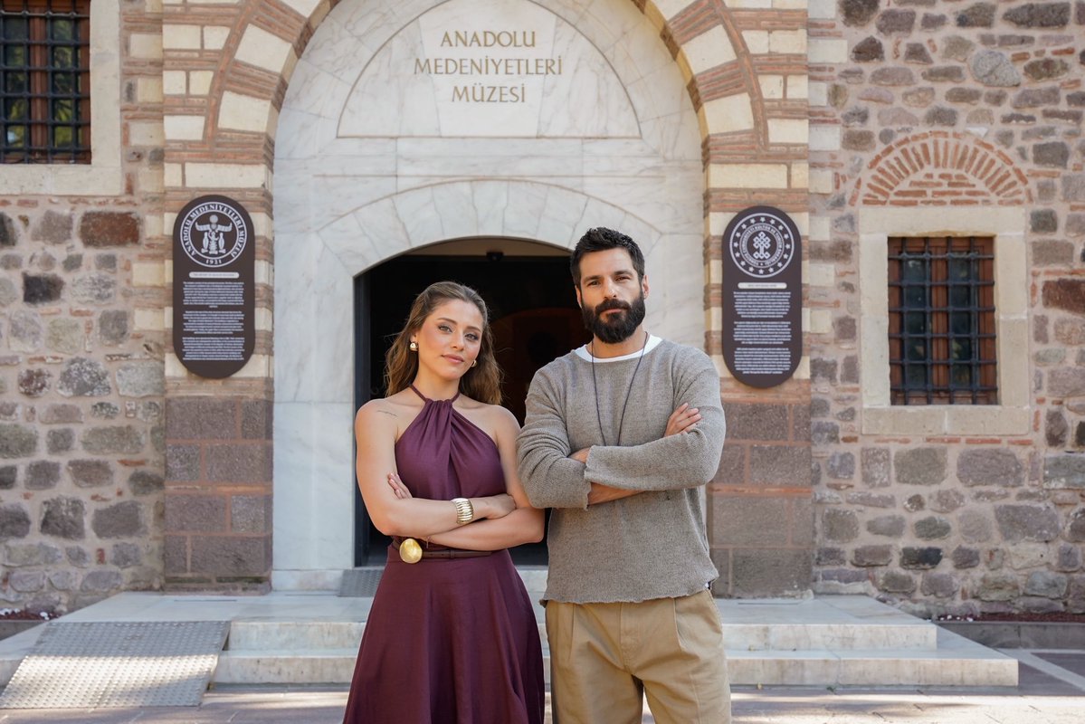 dizidunyasicom's tweet photo. SILA TÜRKOĞLU VE SERKAN ÇAYOĞLU ANADOLU’NUN İZİNDE  

Mini dizinin başrollerinde, sanat tarihçisi Bahar karakterine hayat veren Sıla Türkoğlu ile sanat tarihçisi Toprak karakterini canlandıran Serkan Çayoğlu yer alıyor. https://t.co/Yfxu05m5CC