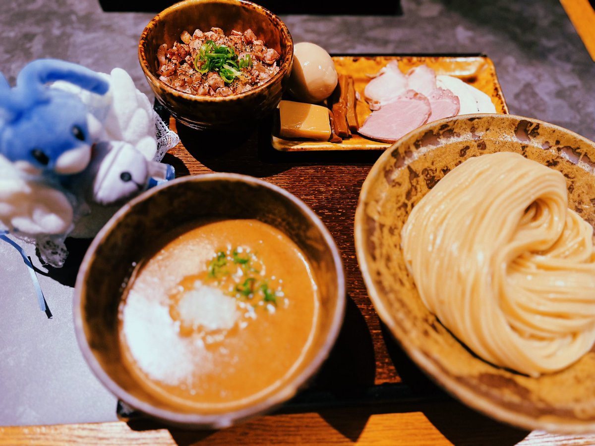 Uu_fish0's tweet photo. 270gの大盛りと炙り焼豚丼(*•؎ •)✨🍜 https://t.co/kKXr3rcOQu