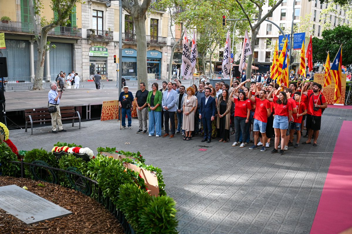 JoventRepublica's tweet photo. 🔴 11S | Un any més a l’ofrena a Rafael de Casanova

Per tots aquells que ens han precedit: reivindiquem la consciència de ser poble. Visca la terra💥 https://t.co/HIkGP3fc8O