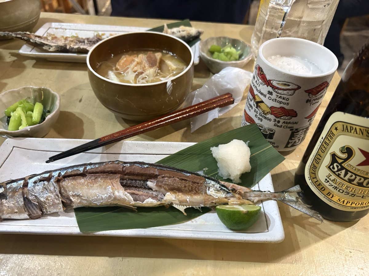 RUBNAN_3's tweet photo. 秋刀魚、豚汁、瓶ビール（寿司屋） https://t.co/JrSMVSiqNW