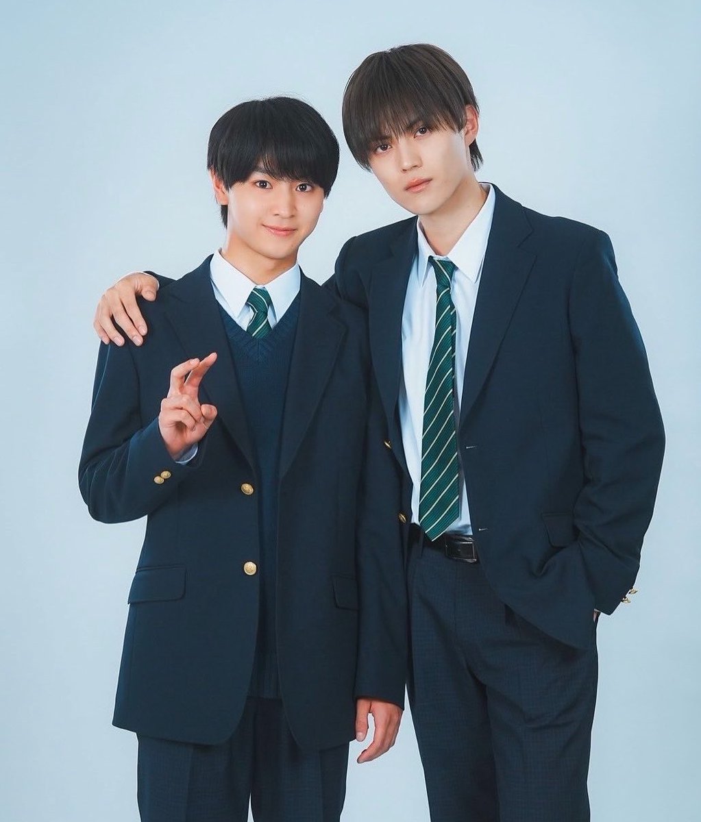 fuodanshi's tweet photo. first year vs. third year omggg same pose and everything 😭😭🤍 this is so important to me https://t.co/CA0OrYPXIW