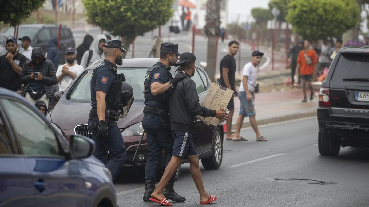 toCisorNottoCis's tweet photo. @JupolNacional ⬅️ A la izquierda: así trata la policía a los que les pagamos el sueldo en Ferraz.

➡️ A la derecha: así trata la policía a los invasores en Ceuta.

¿Quién está mejor tratado: ciudadanos o invasores? https://t.co/Y4Cl7HeD32