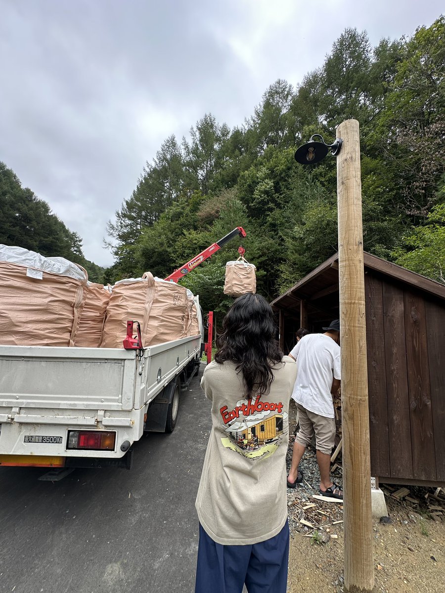 koyamarinsan's tweet photo. Earthboat Ueda Onsen様に
薪の配達に伺いました
プライベートサウナ付きアウトドアホテル
最高なひと時を過ごしにお越し下さい🤝

Earthboat Ueda Onsen《上田温泉》 
#earthboat #サウナ 
#アウトドア #薪 
#小山林産 https://t.co/oxZRSfpjCw
