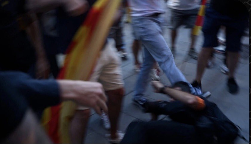 jordiborras's tweet photo. Al mig, David Nájera (@MiretQueralto) al costat d’en Sureda, l’excapo de Boixos que coordinava els ultres que em van agredir i que com va explicar la premsa fa dies, feien de guàrdia pretoriana d’Aliança. L’altra foto és de Vilaweb, amb un ultra quan intentava patejar-me el cap. https://t.co/VnDHPuHuw5