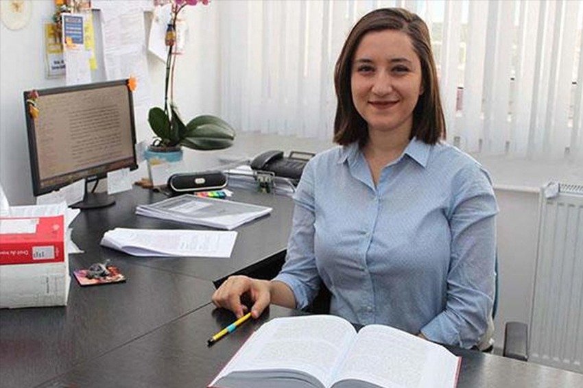 AsuKaya80TBMM's tweet photo. Katledilen Ceren Damar Şenel’e yönelik hakaret içeren ifadeleri nedeniyle 1 yıl 5 ay 15 gün hapis cezası verilen Av. Vahit Bıçak’ın cezasının infazı, “psikolojik olarak hazır değilim” gerekçesiyle ertelenmiş!!!

Yargılama boyunca ailenin gözlerinin içine bakarak hakaret ederken, onların psikolojisini düşündünüz mü?

Pırıl pırıl bir gelecek vaat eden Ceren katledilirken, onun yaşam hakkının elinden alınmasının psikolojik olarak uygun olup olmadığını kim düşündü?

Hangi psikolojiden bahsediyorsunuz siz? Bu nasıl bir adalet anlayışı?

Kadınların yaşam hakkını hiçe sayan, failler ve onları savunanlar için mazeret üreten bu adalet anlayışını kabul etmiyoruz.

Ceren’in ailesinin haklı ve makul adalet arayışının yanındayız. Gerçek adalet sağlanana kadar mücadele edeceğiz.