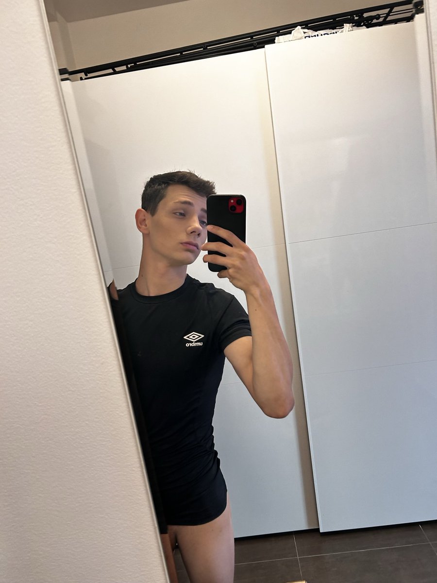 NilsLarsen_OF's tweet photo. Just a mirror, a tight shirt… and maybe a little too much leg. 😏

#NilsLarsen #Twink #MirrorSelfie https://t.co/A9fNg9SRmd