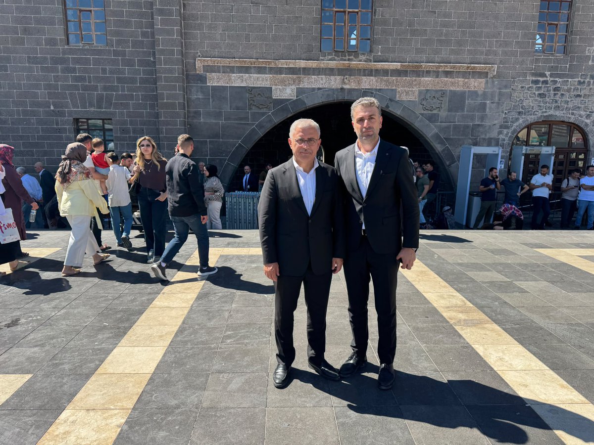 hilmiturkmen34's tweet photo. Türkiye Yüzyılı programlarımız kapsamında bugün Diyarbakır’dayız.

Gün boyu sokaklarda hemşehrilerimizle, Diyarbakırlı kardeşlerimizle bir arada olacağız.

Sokakta huzuru, mutluluğu, umudu görmek çok güzel.

Diyarbakır’ın yüzü gülüyor.
Terörsüz Türkiye ile umudumuz büyüyor. https://t.co/7oaeB7xl1u