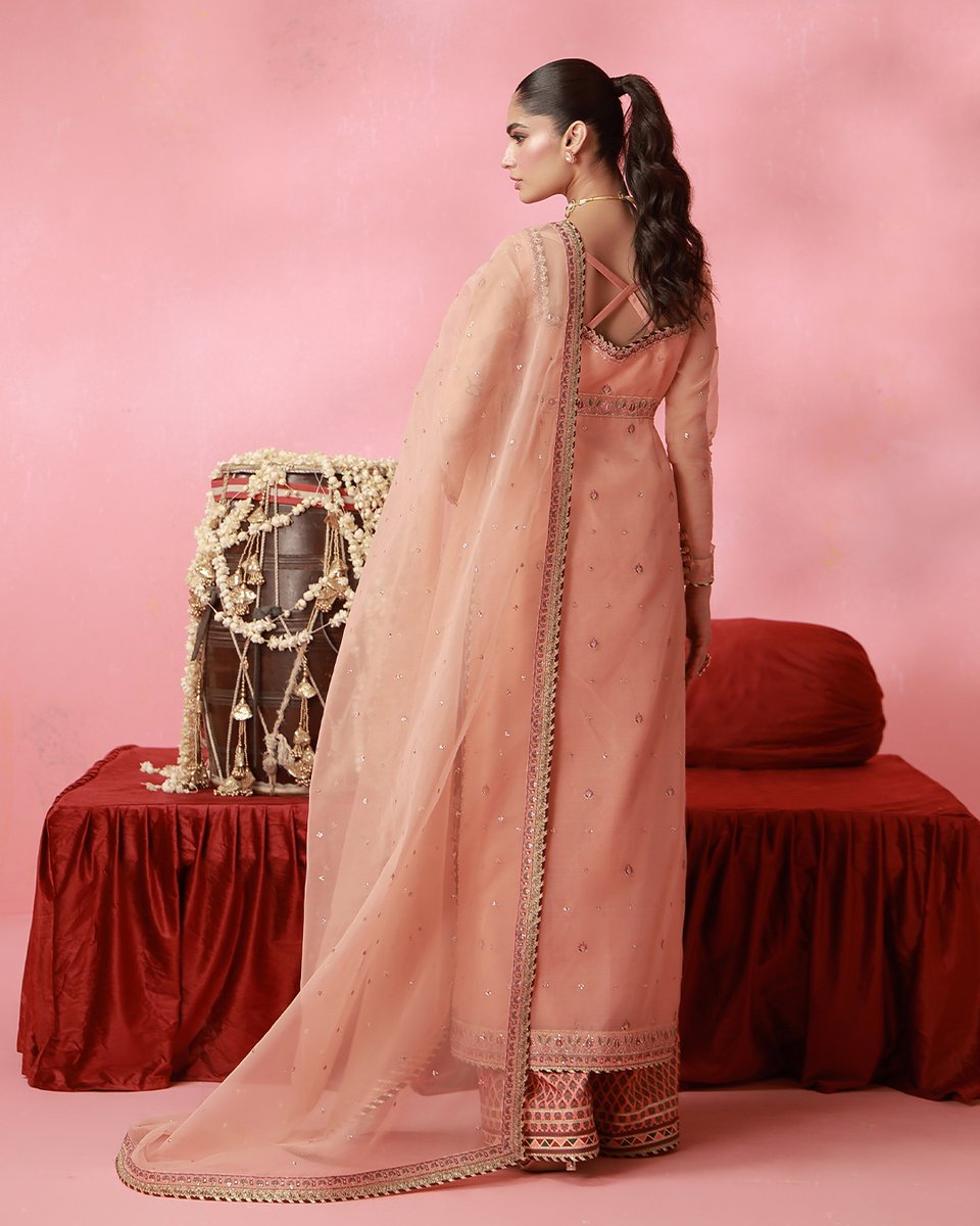 asimjofa's tweet photo. Festive Collection by Asim Jofa | Launching Tomorrow (12th) September at 6 PM
AJUFC-15 | Unstitched | 3 PCS
Feminine and distinctly modern, this peach ensemble opens into an intricate world of color and texture.
#AsimJofa #FestiveCollection #PakistaniFashion #FestiveVibes https://t.co/9UVo4VvGOY