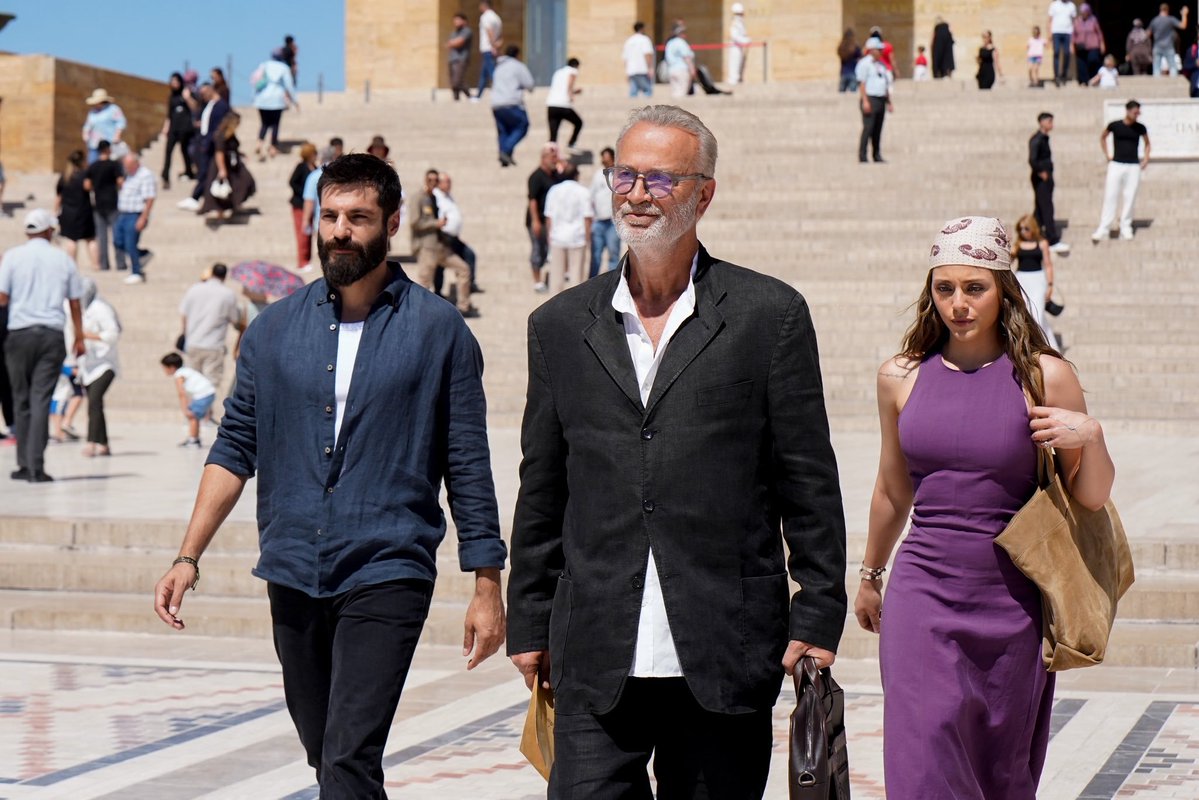 beklenenkral's tweet photo. #TheKnot: Gateway to Anatolia konusu;

Aynı üniversitede görev almak isteyen iki sanat tarihçisi Toprak ve Bahar’ın akademik rekabetle başlayan hikayesini konu alıyor. 

İkilinin yolları, Türkiye’nin tarihi ve kültürel değerlerinin izini sürdükleri bir keşif yolculuğunda kesişirken, ağırlıklı olarak Ankara olmak üzere Eskişehir, Konya ve Çorum’daki farklı destinasyonlar da hikayenin ayrılmaz bir parçası haline geliyor.

Geçmişin izlerini takip ederken birbirlerini de yeniden keşfeden Toprak ve Bahar’ın yolculuğu, romantik bir hikayeyi Anadolu’nun binlerce yıllık birikimi ve şehirlerin sunduğu farklı turizm deneyimleriyle buluşturuyor
