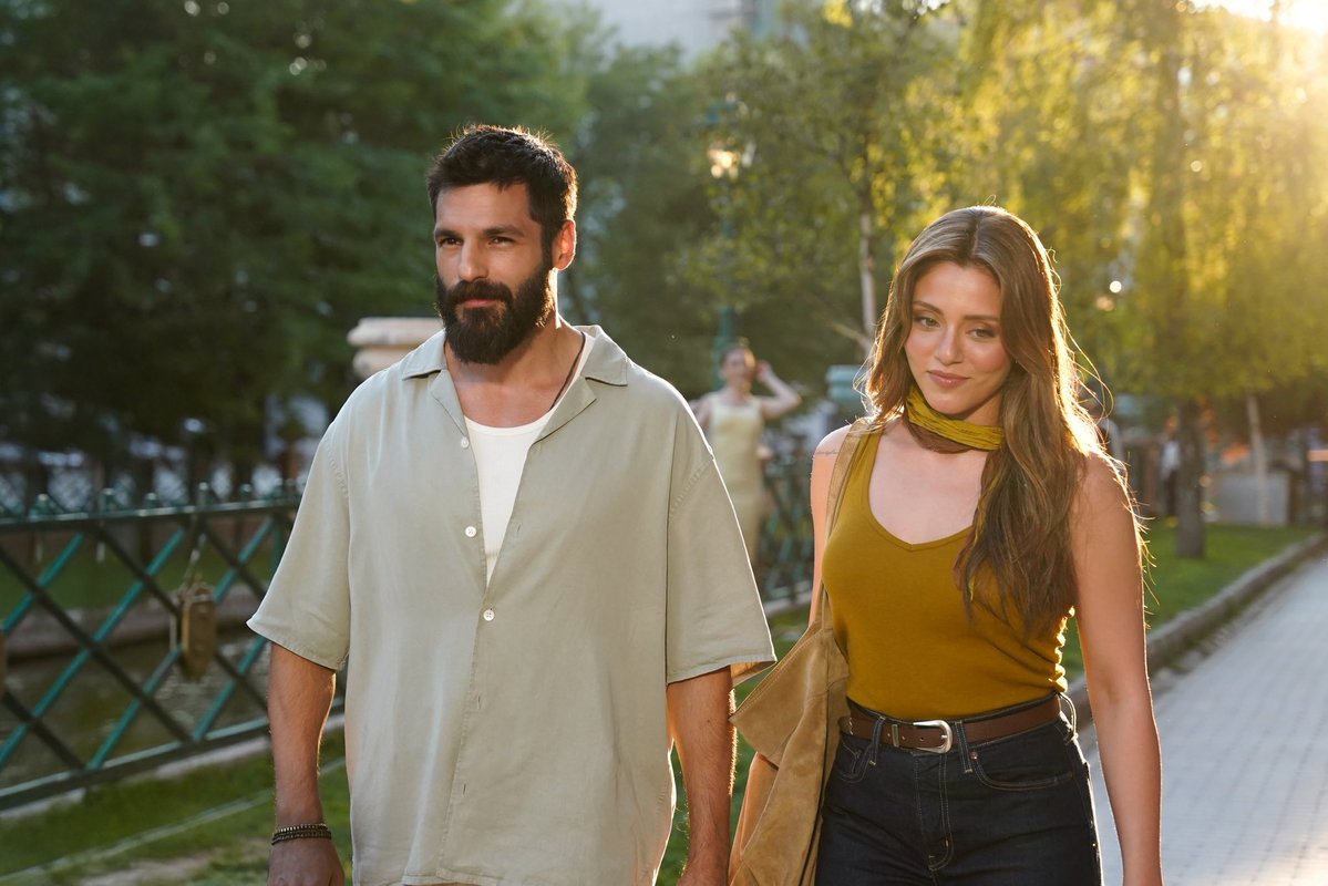 MuzikveTV's tweet photo. Türkiye’nin farklı destinasyonlarını sinematografik hikayelerle uluslararası izleyiciyle buluşturan Türkiye Turizm Tanıtım ve Geliştirme Ajansı’nın (TGA) Go Türkiye Mini Dizileri, dünya çapında geniş kitlelere ulaşmaya devam ediyor. Serinin son yapımlarından “Kalbimin Rotası Karadeniz”, bir haftalık yayın sürecinde toplam 62,2 milyon gösterim ve 45,8 milyon izlenmeye ulaştı. Serinin yeni yapımı “The Knot: Gateway to Anatolia” ise ağırlıklı olarak Ankara olmak üzere Eskişehir, Konya ve Çorum’un tarih, sanat, doğa ve gastronomi zenginliğini romantik bir keşif hikayesiyle ekranlara taşıyor.

SILA TÜRKOĞLU VE SERKAN ÇAYOĞLU ANADOLU’NUN İZİNDE

Mini dizinin başrollerinde, sanat tarihçisi Bahar karakterine hayat veren Sıla Türkoğlu ile sanat tarihçisi Toprak karakterini canlandıran Serkan Çayoğluyer alıyor. İkilinin hikayesine Profesör karakterini canlandıran Levent Özdilek eşlik ediyor.