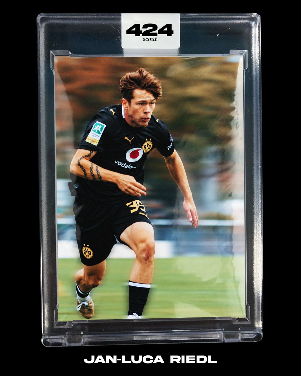 424scout's tweet photo. Jan-Luca Riedl 🇩🇪🔎

CB [17] Borussia Dortmund

Front-footed centre-back who likes defending aggressively and staying tight to his opponent. Reads situations early, steps out confidently to intercept and already has the recovery pace and physical base to defend space behind him.

Very comfortable in possession, especially when carrying into open space or breaking lines with vertical passes. Can still overcommit defensively and his passing has some inconsistencies, but the composure and overall foundation are impressive for a 2009-born centre-back.