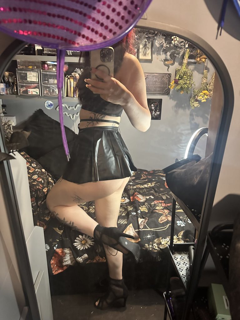 spicy_reena's tweet photo. Guess the color of my undiess 🥴 https://t.co/Q5jJ1sGbkg