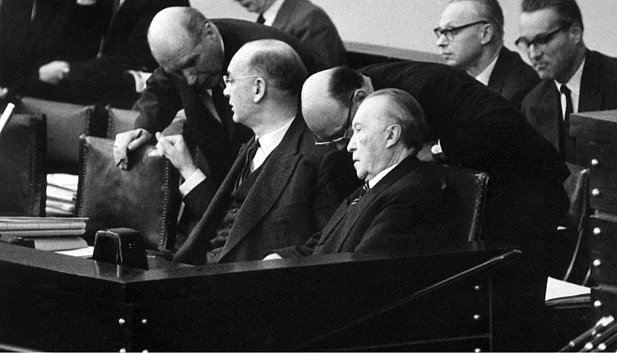 SouvPopulaire's tweet photo. Depuis plus de trois ans, je publie des fiches de mon livre non paru : Die Spinne, l’Ordre Noir du IIIe au IVe Reich européen.
La dernière fiche sur mon Telegram, celle de Karl Maria #Hettlage… l’ombre d’Albert #Speer #UE #RFA #Allemagne
https://t.co/bIXSGuPf4T https://t.co/Au1YNiXL1j