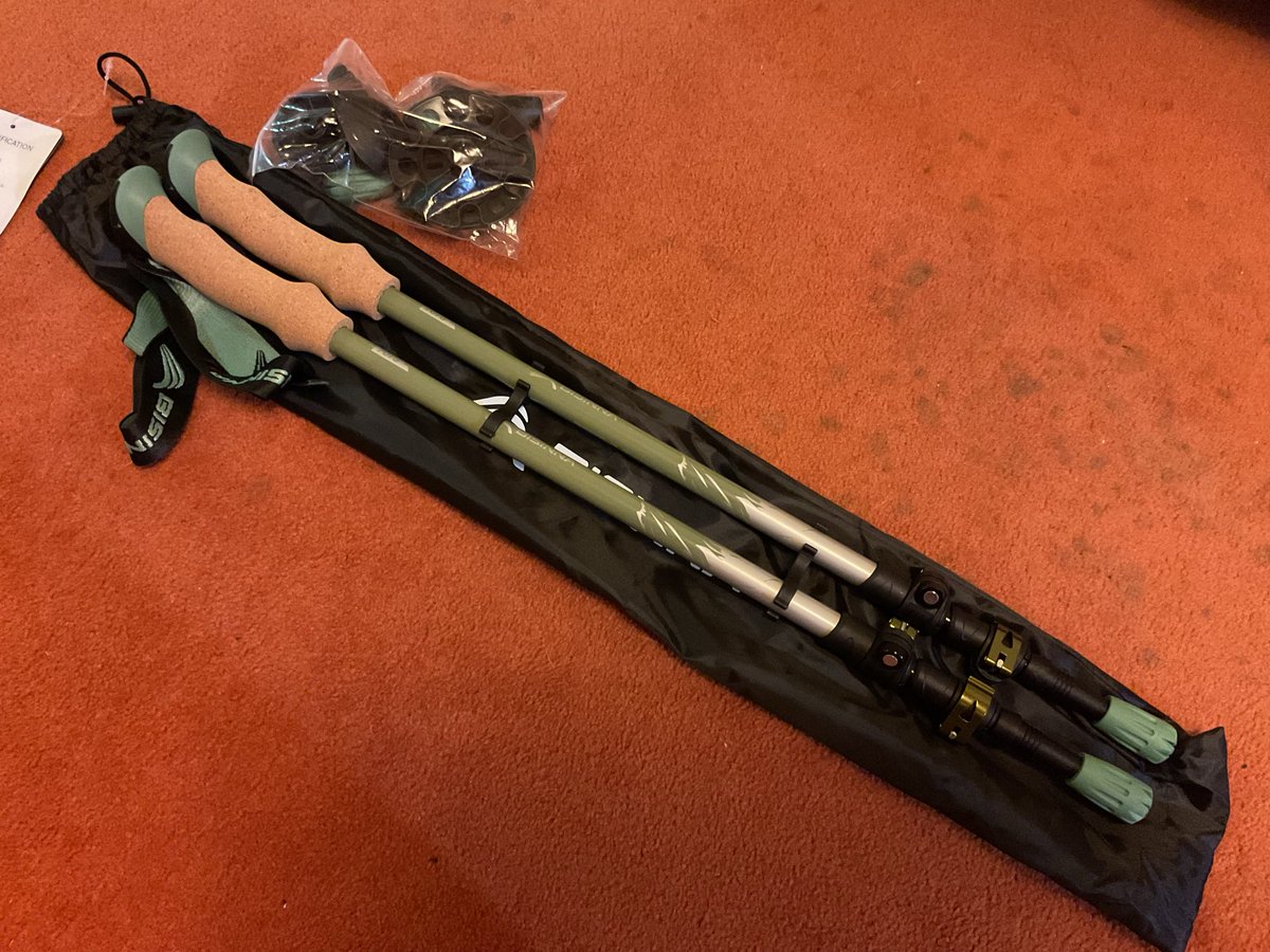 chanesandayo's tweet photo. 登山、トレッキング復活しようと色々揃えました。これらで22000円位。そして、すり減ったので交換したいRTLーFのフロントディスクローター　ちっこくて薄い円盤が社外品で15000円。やっぱりバイク、特に競技用のは高いなあと思うのでした。バイク競技はお金に余裕がある人の趣味なんだなあと。 https://t.co/XLksj3tffW