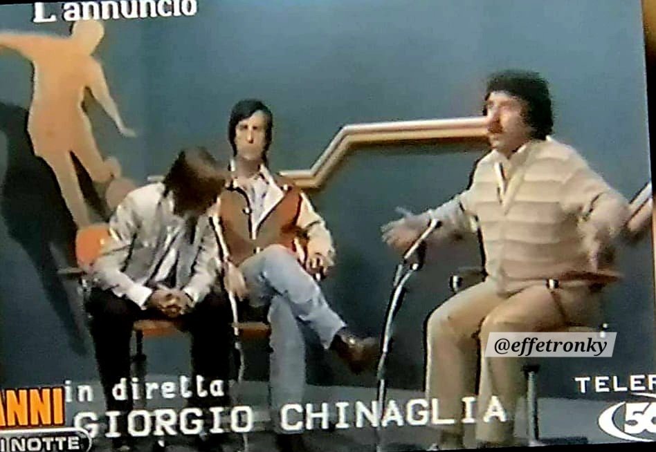 effetronky's tweet photo. Il frame di un momento storico: Chinaglia in diretta dagli Usa annuncia a Gol di notte che sta per tornare in Italia per la Lazio
Plastino guarda Mandolesi rimasto di sasso, Gianni Elsner invece è stupito come un bambino davanti i regali della Befana...
#Lazio #LongJohn https://t.co/wU5im8jq5p