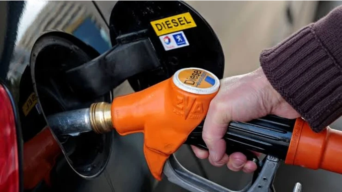 CathyRaney's tweet photo. 🚨 #ABD’de dizel şoku! Motorin fiyatı ilk kez 6 doların üzerine çıktı.

ABD’de motorinin ortalama galon fiyatı 6,10 doların üzerine yükselerek yeni rekor kırdı.

📌 1 hafta önce: 5,60 dolar
📌 1 ay önce: 5,33 dolar
📌 Geçen yıl: 3,71 dolar
📌 Son 1 yıldaki artış: %64 civarı https://t.co/26Ipbv0WUx