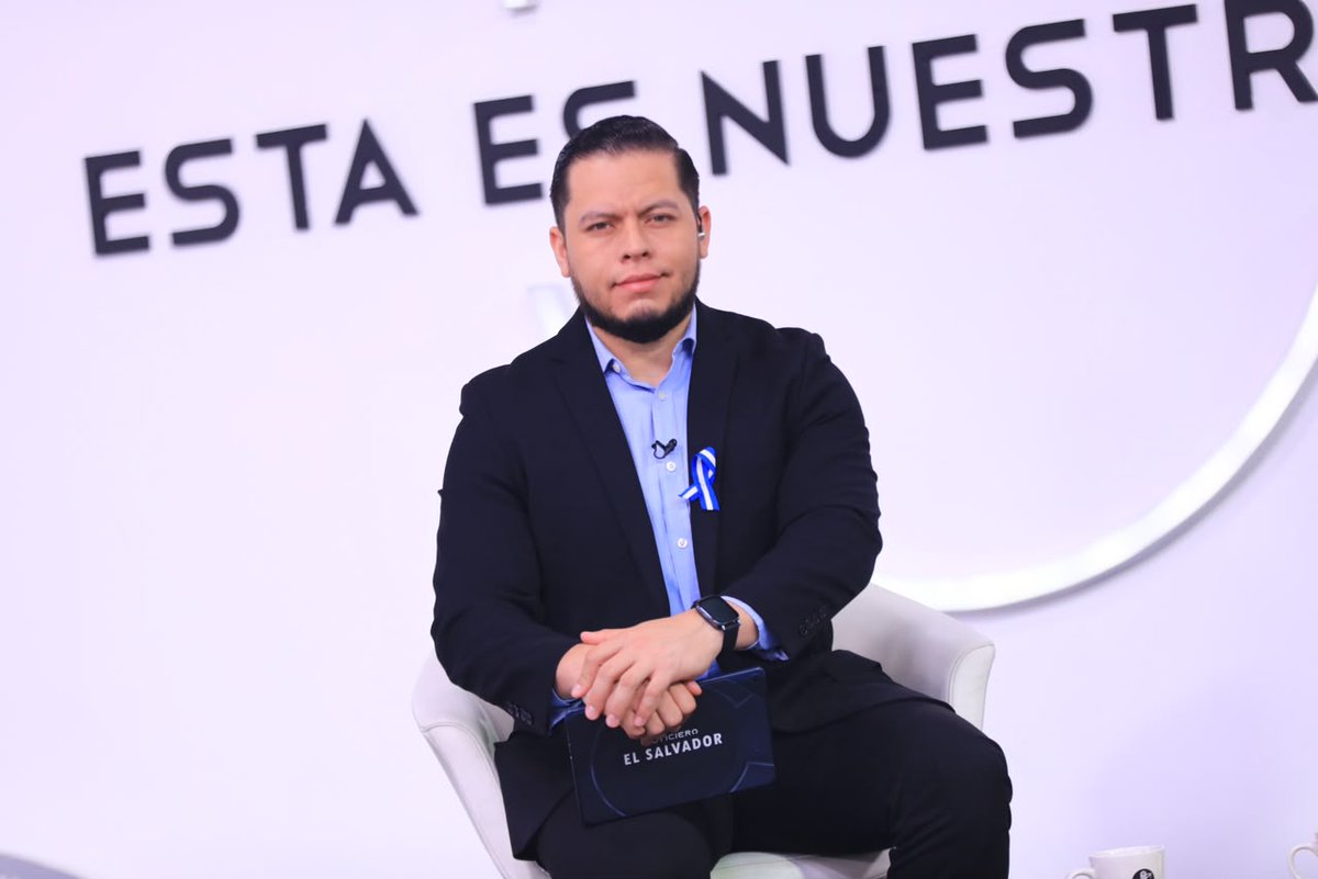 NoticieroSLV's tweet photo. ¡Somos los primeros en informarte! 

@Quinterosnel_sv, @NMaricelanm y @_LuisMunoz te comparten las noticias más relevantes del acontecer nacional e internacional. 

Sigue la transmisión por @Canal10Sv y las plataformas digitales. https://t.co/QH9mtlUqwU