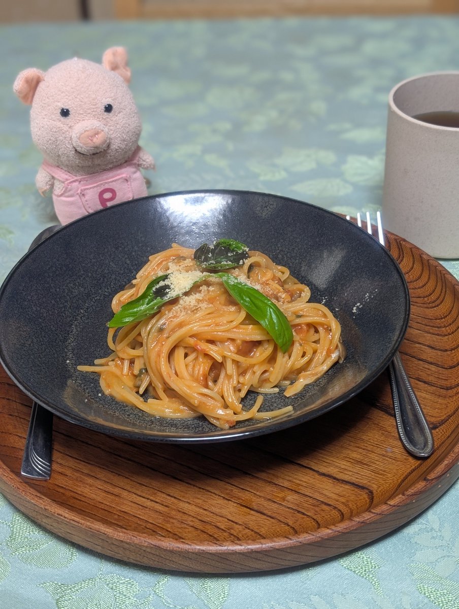 pastorputon's tweet photo. 手抜きワンパンパスタを冷凍しようと倍量で作ったら…パスタが浸らない…別茹でした方が早かった…⁡
⁡タンドリーチキンのカレー粉ぬきを作りかけテキトーファッションで出かけたら教会の人に出くわし、ちっちゃなスーパーで上手に隠れました。
小さな事件が起きてもご飯が美味しければOKです。⁡ https://t.co/5UcZ1H9Ltn