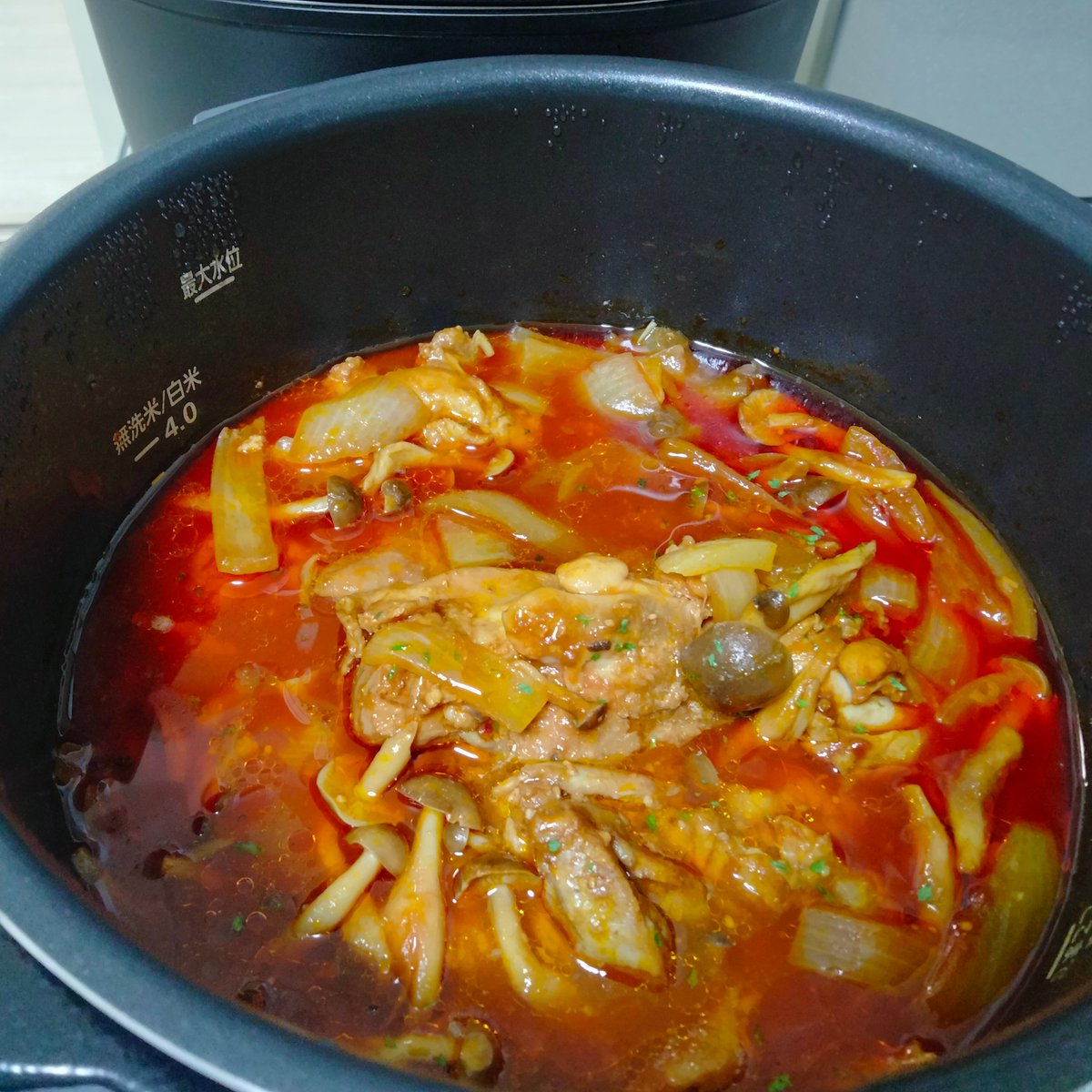 moca_simple's tweet photo. 手放してよかったことの1つに
「生肉を切る作業」がある。

基本的に1枚丸ごと調理して
加熱してからカットしている。

左手のトングで挟んで
右手のハサミで切る。

私は、この方法がやりやすい✧˖°

#ミニマリスト https://t.co/NXr8BSeSmK