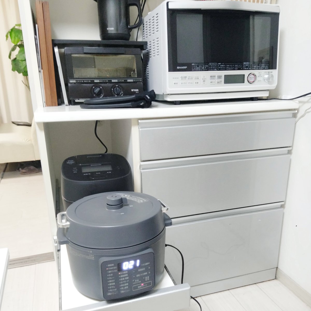 moca_simple's tweet photo. 手放してよかったことの1つに
「生肉を切る作業」がある。

基本的に1枚丸ごと調理して
加熱してからカットしている。

左手のトングで挟んで
右手のハサミで切る。

私は、この方法がやりやすい✧˖°

#ミニマリスト https://t.co/NXr8BSeSmK