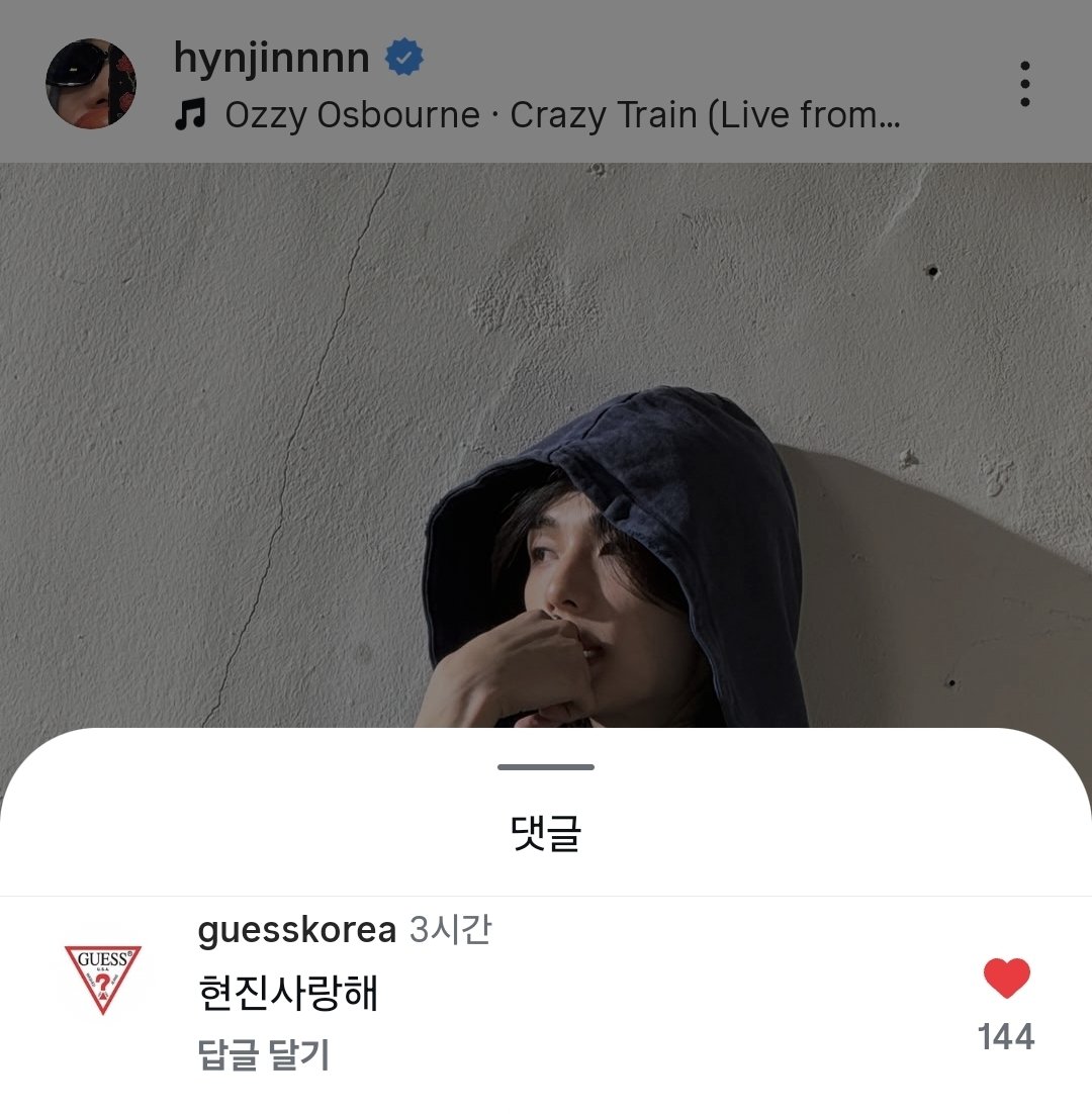 ssomi_SKZlove's tweet photo. 현진 : 게스사랑해
게스코리아 : 현진사랑해

#HYUNJINxGUESS https://t.co/8lWYOkS14g