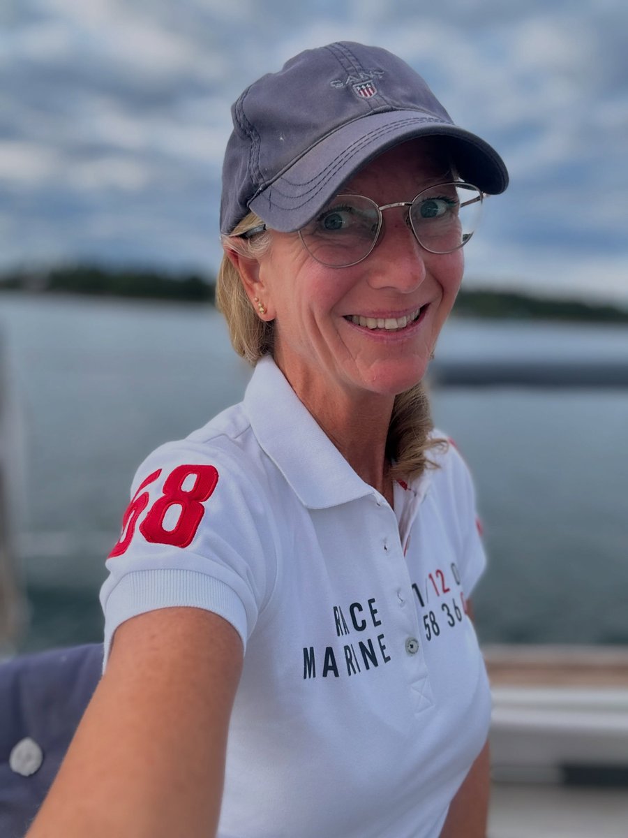 NilaWheaton's tweet photo. A different activity, a different outfit. Tonight called for comfortable blue and white performance wear with red details to match my nails. https://t.co/rd5rIBsZQz