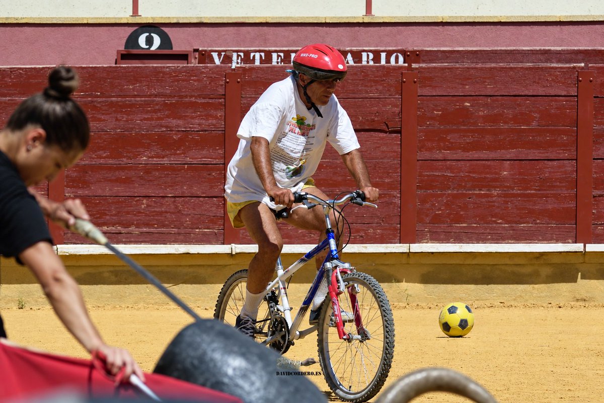 Samsa2111's tweet photo. Ahora que acaba la Vuelta recordamos a dos héroes del pedal: el que hizo de torero toda la Marcha Cicloturista Pedro Delgado 2012 con la montera en el manillar y atacando en las ascensiones y al Pana y su estampa de escalador, que si no le da por los toros tendría México un Tour. https://t.co/S8c5wGU3Q3