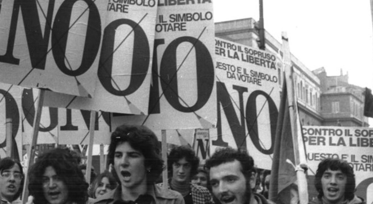 AlexSabetti's tweet photo. NO, I RADICALI NON CI HANNO DATO IL DIVOZIO E L'ABORTO
Nel giorno in cui le cronache raccontano l'addio a Emma Bonino, mi sembra doveroso premettere una cosa, perché nessuno fraintenda lo spirito di ciò che segue: non è polemica gratuita, e non riguarda in alcun modo la sua figura. Riguarda invece una mistificazione storica più ampia, che ci portiamo dietro da decenni e che proprio oggi, complice l'emozione del momento, rischia di essere rilanciata a reti unificate con ancora più forza del solito. Sono due piani distinti, e vale la pena tenerli separati con l'attenzione che la memoria storica necessita: una cosa è ricordare una persona, un'altra è lasciare che quel ricordo diventi l'occasione per consolidare, ancora una volta, un mito che i fatti smentiscono punto per punto.
Il 1° dicembre 1970 la Repubblica italiana ebbe il divorzio, legge dello Stato. Fu una vittoria delle forze laiche del Paese, capaci di imporsi in Parlamento dopo un confronto durissimo, con i voti di Psi, Pci, Psdi, Pri, Psiup e Pli contro Dc e Msi. Sull'aborto andò sostanzialmente allo stesso modo: la legge 194 arrivò nel 1978, votata da Psi, Pli, Dp, Pri, Pci e Psdi.
Però da decenni si continua a ripetere che sarebbero stati i referendum, e con essi il Partito Radicale, a "portare" agli italiani divorzio e aborto. È una ricostruzione falsa.
Il referendum sul divorzio del 1974 fu promosso dalla Democrazia Cristiana per abrogare una legge già in vigore da quattro anni. Chi vinse quel referendum non "istituì" il divorzio: lo difese da chi voleva cancellarlo. E vinse con il contributo numerico e organizzativo decisivo del Pci di Berlinguer, che solo in piena campagna referendaria superò le proprie resistenze storiche, memori di un Togliatti che nel 1954 aveva bollato il divorzio come "inattuale e dannoso" per non incrinare il tacito patto di convivenza con il mondo cattolico.
Sull'aborto la vicenda è persino più clamorosa. I radicali, con l'autodenuncia di Adele Faccio ed Emma Bonino per aver praticato aborti clandestini, contribuirono davvero ad aprire il dibattito pubblico a partire dal 1975. Ma quando la legge 194 arrivò in aula nel 1978, i radicali votarono contro, giudicandola troppo timida rispetto alla piena autodeterminazione della donna. E nel 1981, sulla scheda elettorale non comparve un solo referendum contro quella legge, ma due, opposti: quello cattolico del Movimento per la Vita, per restringerla, e quello degli stessi radicali, per liberalizzarla ancora. Vennero bocciati entrambi, il primo con il 68%, il secondo con una percentuale vicina al 90%. Il mito del "referendum radicale che ci ha donato l'aborto" è dunque doppiamente falso: la legge esisteva già da tre anni, e il referendum radicale chiedeva l'esatto contrario di quello che quella legge prevedeva.
Resta da capire perché quella narrazione dei "meriti radicali" abbia avuto tanta più fortuna mediatica rispetto alla realtà dei fatti parlamentari. Una delle risposte, probabilmente, è molto banale, e cioè che quella favola serve da sempre a occultare il contributo determinante della sinistra italiana, e in particolare dei comunisti, in battaglie di civiltà che il Pci fece proprie saldandole alle masse popolari, oltre le proprie stesse cautele storiche verso la Chiesa. Un'operazione culturale dunque, attraverso i Radicali, che, iniziata con l'intestazione personalistica di battaglie collettive, non è certo estranea a certe derive successive della politica italiana, quelle che avrebbero trovato piena maturazione solo negli anni Novanta, quando il nome di un leader iniziò letteralmente a comparire nel simbolo elettorale stesso, con la Lista Marco Pannella del 1992.
#radicali #divorzio #aborto