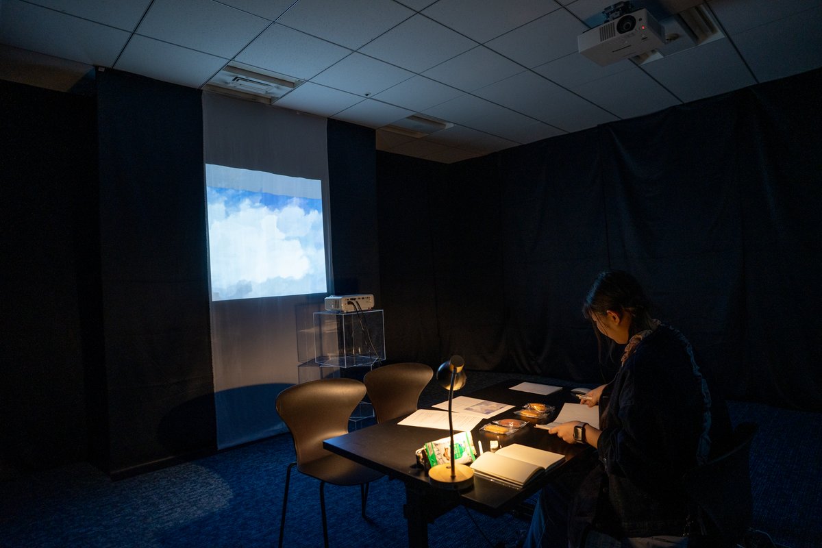 dhw_news's tweet photo. 表現開発ゼミ（鈴木ゼミ）合同企画展『あんたには見えていないんだとしても展』 @yuuhisemi を見てきました📸

暗い空間に浮かぶ映像、言葉、手元に置かれたノートやオブジェ。

作品ごとに違う温度や気配があり、学生一人ひとりの見ている世界にそっと触れるような展示でした。

会期は9月13日（日）まで。 
デジタルハリウッド大学 @DHUniv 3Fにて開催中です。