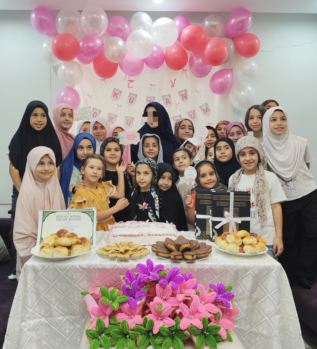 sadecerossx's tweet photo. Vedalastik ciceklerimle💕🌷🫶🏻 https://t.co/KxKW49v6Ej