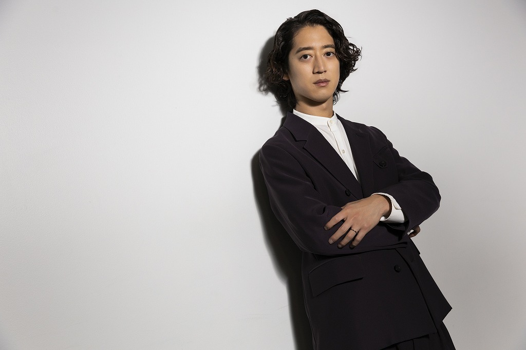 spice_stage's tweet photo. ＼インタビュー！／
#角野隼斗 （Cateen）が挑んだ初ミュージカル『 #民王 』舞台裏――『民王のテーマ』誕生秘話、 #Penthouse への思い、そして“猫になりたい”素顔まで

#ミュージカル民王　#かてぃん https://t.co/zSjmLZ6xQe https://t.co/hW63Tc9U8w
