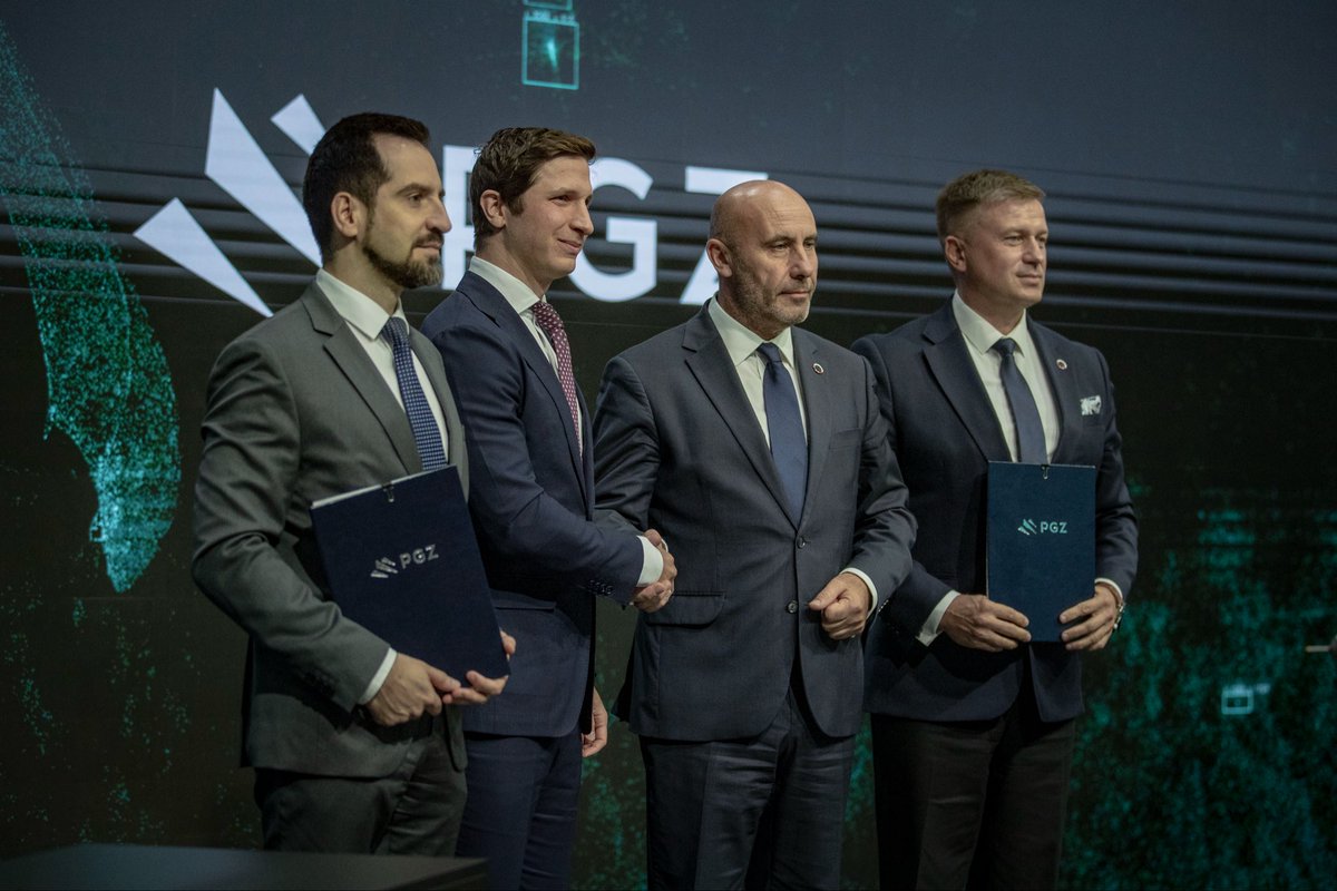 rmodrzewski's tweet photo. List intencyjny z @PGZ_pl podpisany w Kielcach! Zaczynamy prace nad wojskową łącznością satelitarną dla Sił Zbrojnych RP: rozproszoną, w pełni szyfrowaną, pod polską kontrolą. Działamy! @PremierRP @MON_GOV_PL @CTomczyk @magdasobkowiak @KonradGolota https://t.co/rUC1DiIsoZ