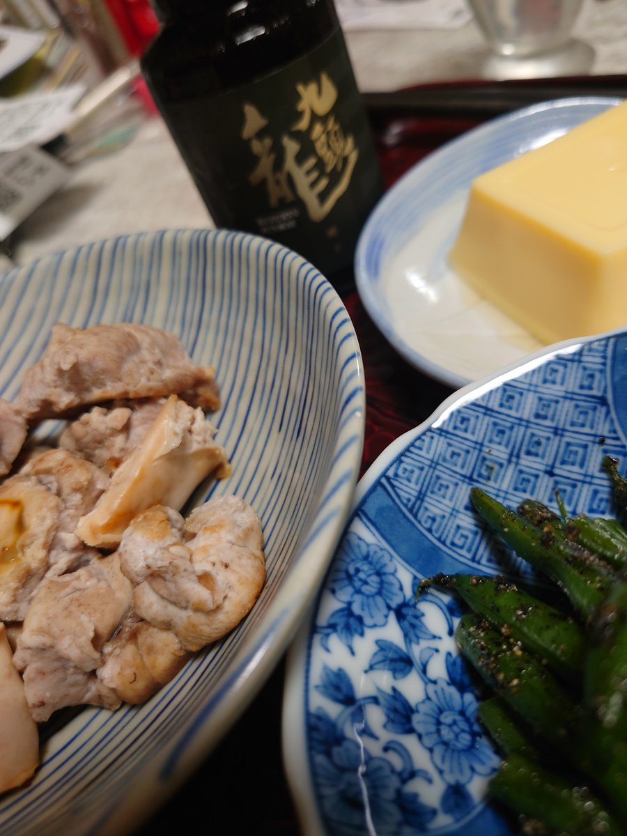 5656mulberry's tweet photo. 先日美味しい日本酒をいただいたので、おつまみを用意。

鮭の白子（酒蒸し的に ）、たまご豆腐、インゲンの胡麻あえ。

#おうち晩酌 https://t.co/wJS62G3Dn6