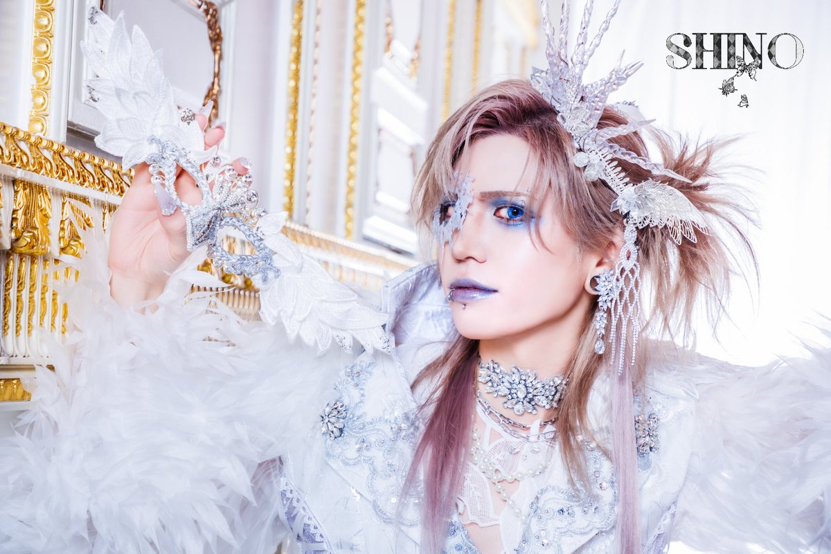 dressendoris's tweet photo. ⚜️2026 VISUAL COLLECTION⚜️
【氷晶の白鳥】
-Swan of Ice Crystals -

Art Director：SHINO @dressendoris 
Model：河村友雪(0.1gの誤算)
@0153_tomoyuki 
Photographer：菅沼剛弘 t.Suganuma 
@SuganumaPhoto
Hair & Make-up：稲田あい子
@inaxxxxco17x 
Head Dress：Puppe zurück

#SHINO
#ヴィジュアル系衣装デザイナー
#コレクション衣装
#rakutenfashionweektokyo 
#名もなき世界のかけら