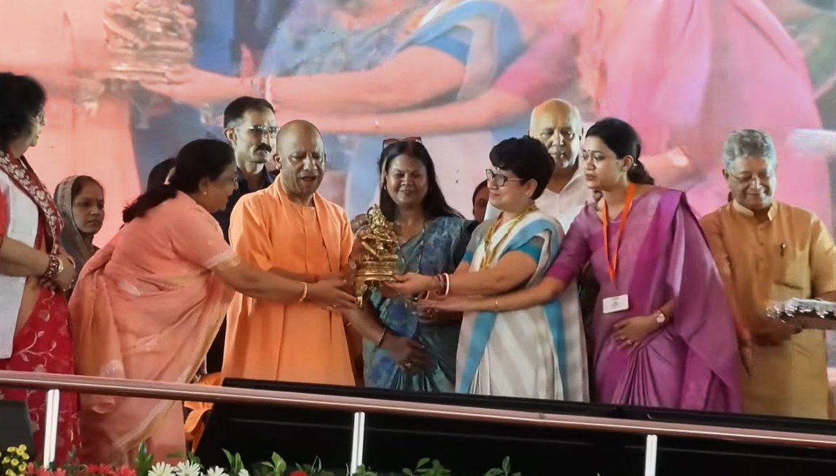 icds_up's tweet photo. अयोध्या में मा. मुख्यमंत्री  जी ने NFSA-2023 के संशोधित  मानकों पर आधारित नवीन THR व्यवस्था पर कॉफी टेबल बुक का विमोचन किया।इन मानकों को लागू करने की दिशा में उत्तर प्रदेश देश का अग्रणी राज्य। @MinistryWCD @myogiadityanath @Annapurna4BJP @babyranimaurya https://t.co/j9EYgSBRED