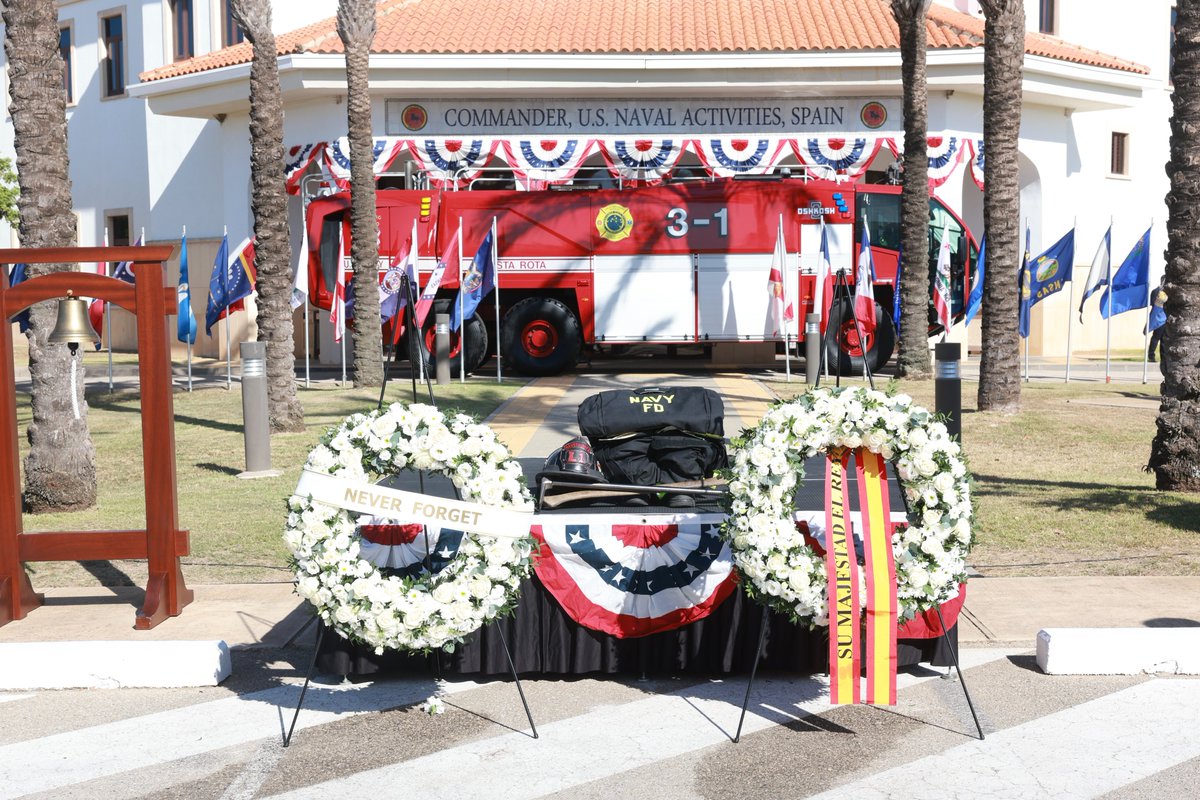CasaReal's tweet photo. El Rey ha participado, junto al embajador de los Estados Unidos de América en España, en la ofrenda floral celebrada durante el acto conmemorativo del 25.º aniversario de los atentados del 11-S, que ha tenido lugar en la Base Naval de Rota (Cádiz) en recuerdo de las víctimas.

➡️https://t.co/b7nUI3IndF