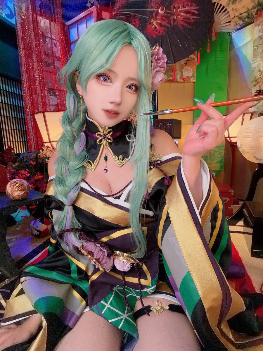 kuroma_cos_'s tweet photo. べにちゃん新衣装の撮影してきた💄💚

髪型ふたつしてきたョン！どっちが好き？♡ https://t.co/elRoinjr5b