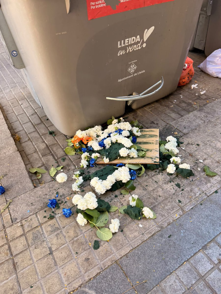 Lleida_AC's tweet photo. Els neofeixistes són els que xiulen l'himne, els que no respecten les altres opcions polítiques, els que rebenten un autobús o fins i tot destrossen una ofrena floral per la bilis que acumulen per veure's totalment superats per unes idees. 
No tenen arguments!

💙#SalvemCatalunya https://t.co/GZBJXN1kgD