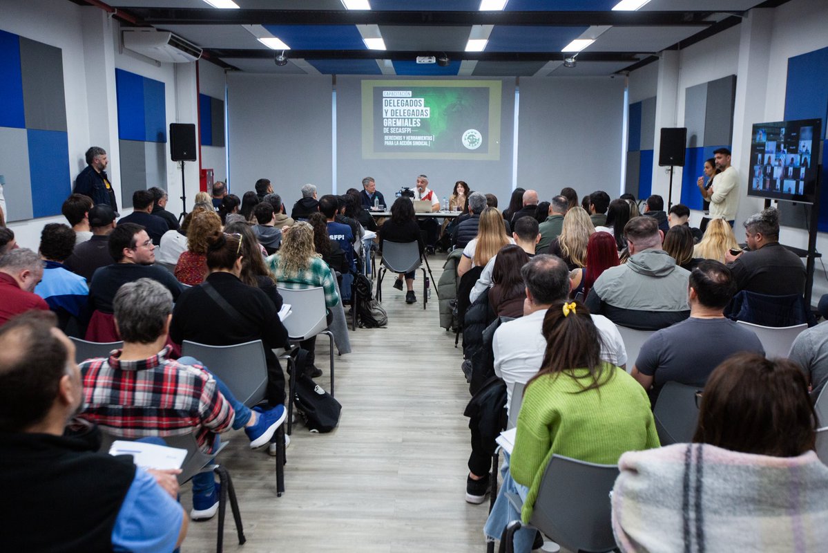 secasfpi's tweet photo. Dimos inicio a “Derechos y herramientas para la acción sindical”, una jornada de capacitación para nuestros delegados y delegadas.

Un recorrido por la historia, las luchas que conquistaron derechos y las herramientas fundamentales para defenderlos. 

Como dijo nuestro Secretario General, Carlos Ortega, “Crecer cualitativamente es tener cada vez más herramientas para la defensa del compañero”.

“Que cada uno de sus escritorios sea una trinchera para la defensa de cada uno de los trabajadores”.

Nuestra Secretaria Adjunta, Soledad Alonso, también habló del sentido de esa tarea. “Además de saber el Convenio Colectivo, tengamos la capacidad humana y empática de ponernos en el lugar del otro”.

Y cerró con un mensaje para nuestros delegados y delegadas. “Métanle para adelante con la herramienta del conocimiento, pero siempre con cabeza, corazón y coraje, como dice Cristina”.