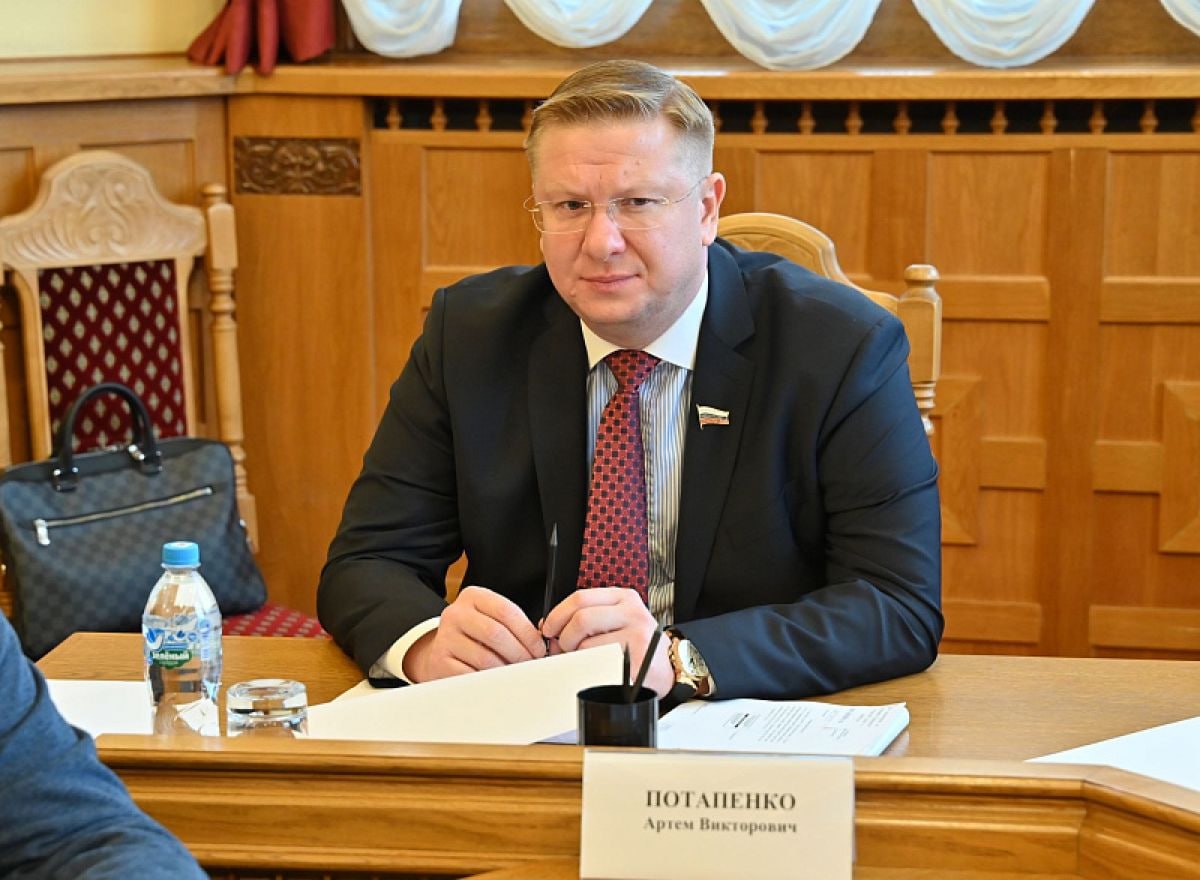 shirlymirlyk's tweet photo. Депутат Единорос с помощником 
напал на журналиста сорвал и растоптал очки, бил по щекам, плевал в лицо, называл п*дорасом и угрожал изнасилованием. Депутата оштрафовали на 5 тыс рублей но с выборов не сняли.
Бюджетники Ивановской области не забудьте за него проголосовать https://t.co/zx7Lh5Y2Y1