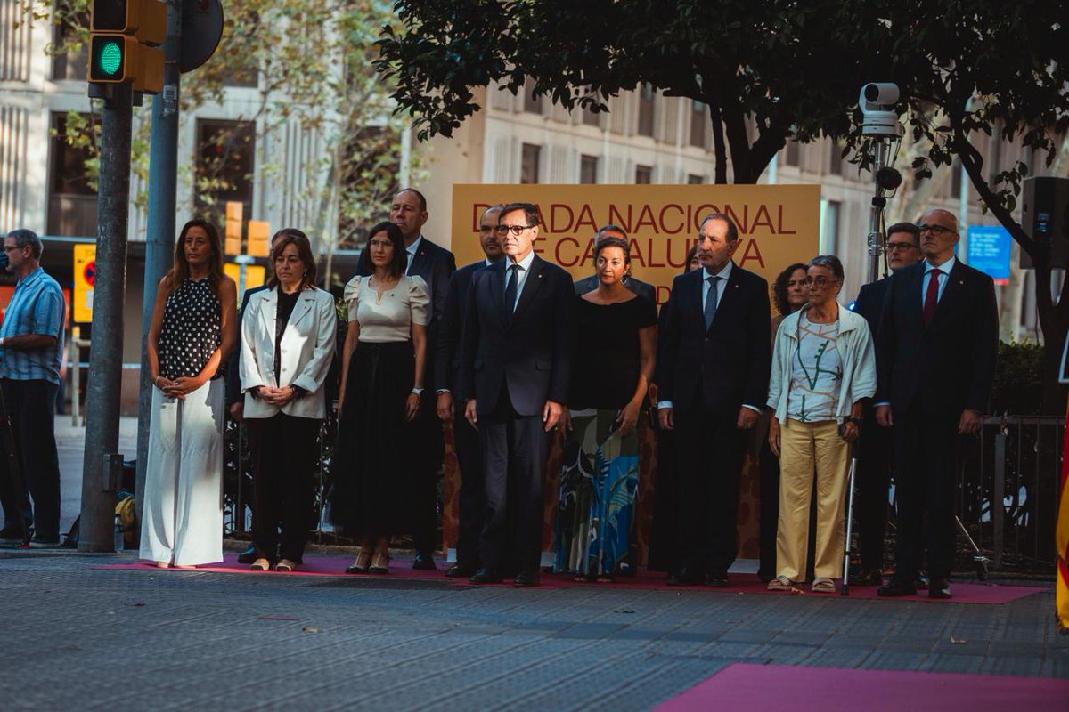 AlbertDalmau's tweet photo. Avui davant el monument de Rafael Casanova recordem que els drets i les llibertats que avui tenim són fruit de la lluita i la perseverança de moltes generacions.

Cinc dècades després d’una Diada històrica a Sant Boi, honorem aquella voluntat col·lectiva i reafirmem el compromís de continuar avançant.