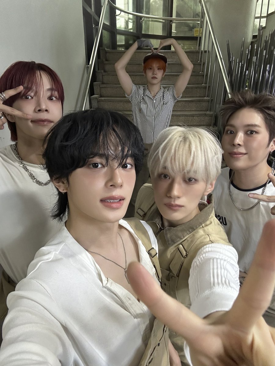 the_verivery_jp's tweet photo. [📸]
2026.09.11
KBS2 #MusicBank

#VERIVERY が送る幸せ,
受け取ってくれましたか？🥰

#ベリベリ #VRVR
#CONFETTI #Dont_Panic https://t.co/AR73wjIH7U