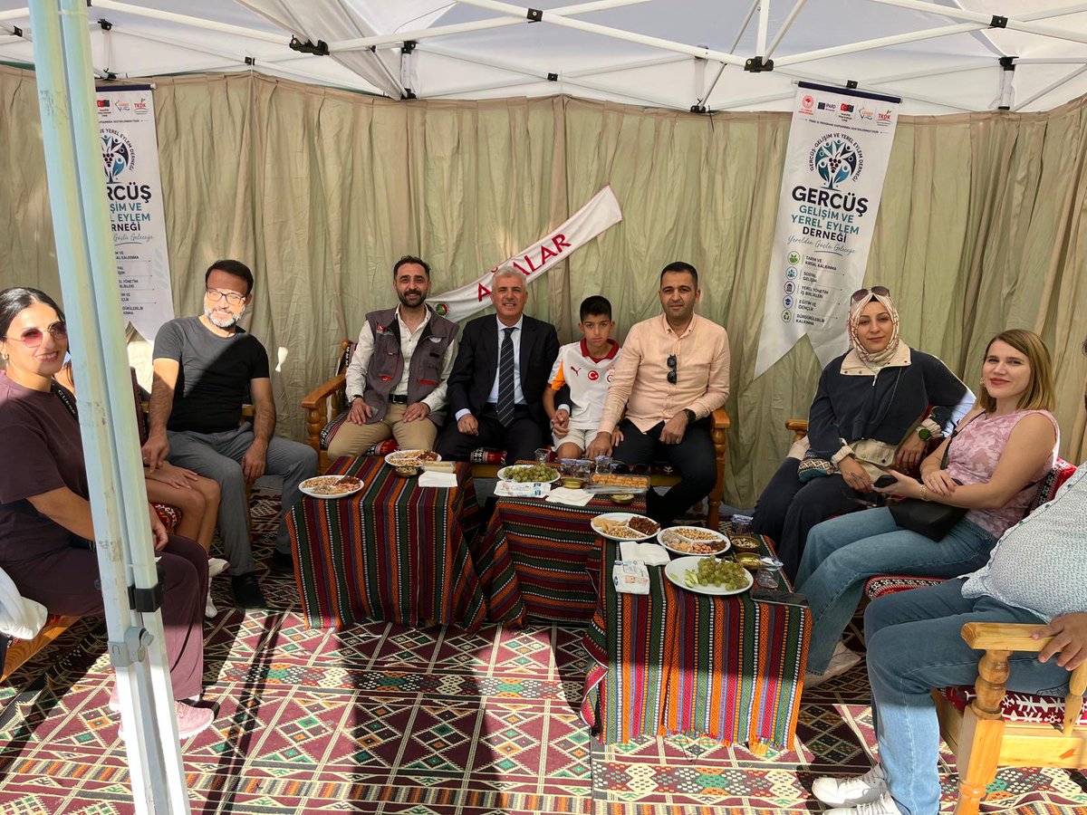 TkdkBatman's tweet photo. TKDK Batman İl İrtibat Ofisi ve Gercüş Yerel Eylem Grubu Derneği olarak Batman'ımızı ve Gercüş'ümüzü temsil etmekten gurur duyuyoruz. Yerel kalkınma vizyonumuzu paylaşmak ve projelerimizi anlatmak için heyecanla standımızda ziyaretçilerimizi ağırlıyoruz. ✨#TKDKBatman #Gercüş https://t.co/Q40jVrXc6R